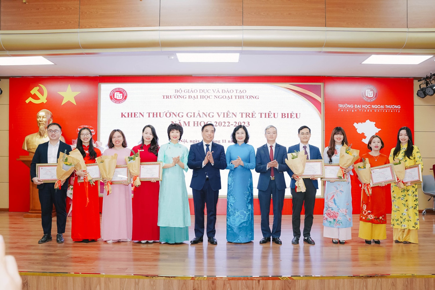 1.000 giảng viên, sinh viên Trường ĐH Ngoại thương cùng hoà ca nhân Ngày Nhà giáo Việt Nam -0