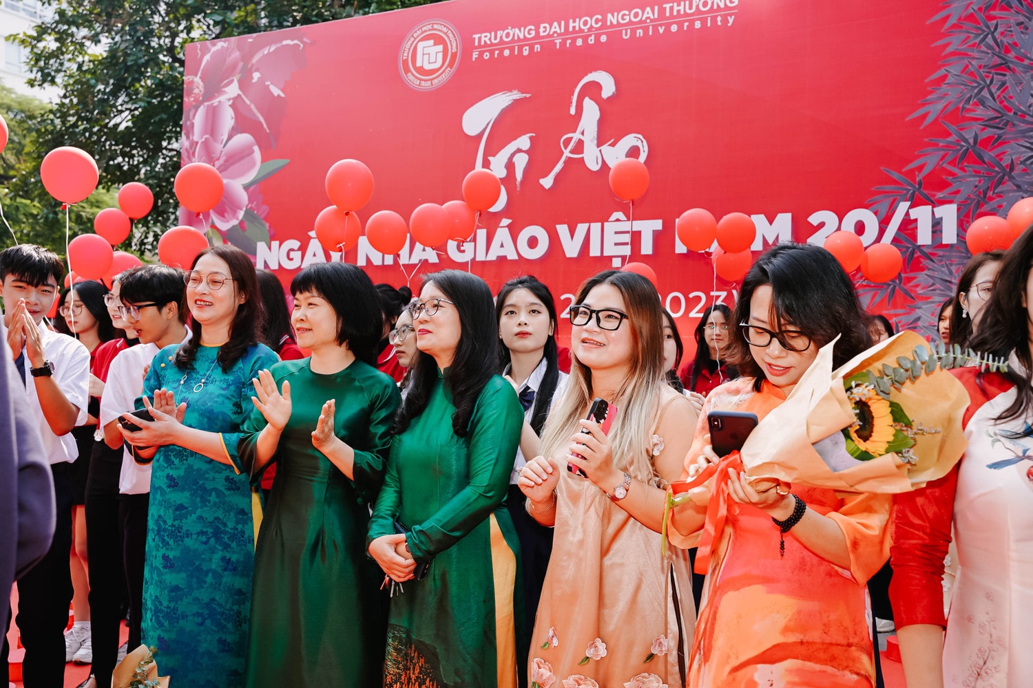 1.000 giảng viên, sinh viên Trường ĐH Ngoại thương cùng hoà ca nhân Ngày Nhà giáo Việt Nam -4