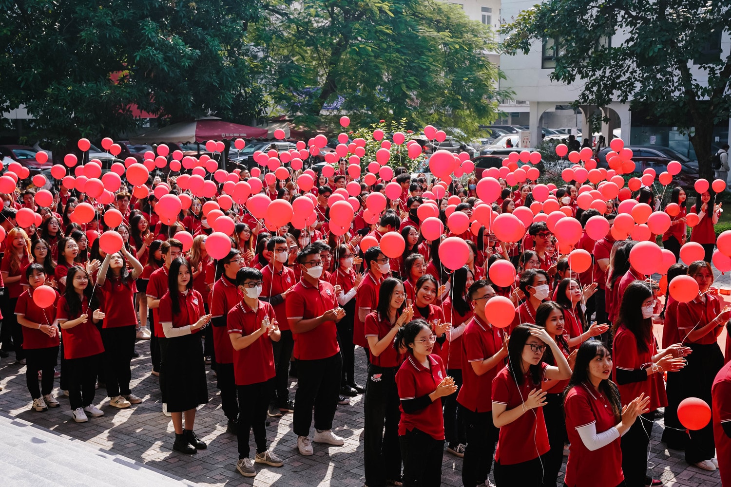 1.000 giảng viên, sinh viên Trường ĐH Ngoại thương cùng hoà ca nhân Ngày Nhà giáo Việt Nam -1