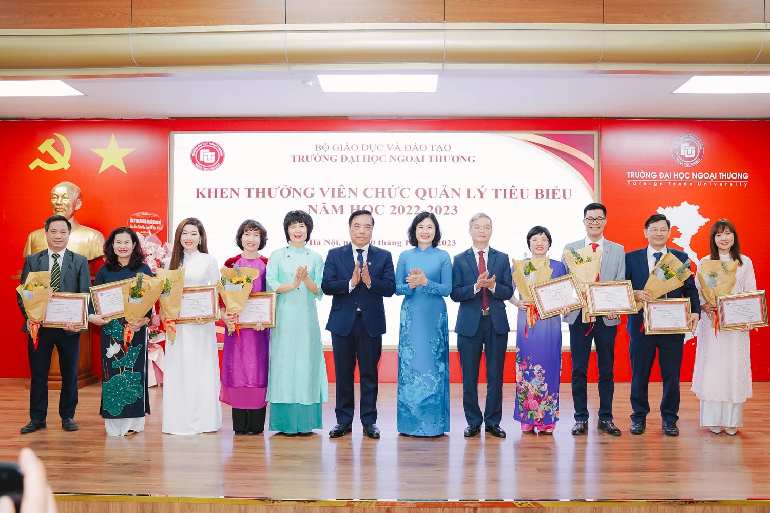 1.000 giảng viên, sinh viên Trường ĐH Ngoại thương cùng hoà ca nhân Ngày Nhà giáo Việt Nam -1