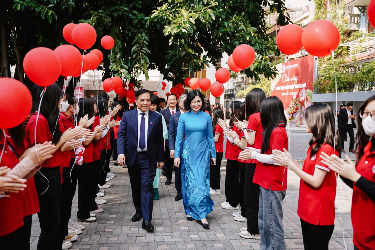 1.000 giảng viên, sinh viên Trường ĐH Ngoại thương cùng hoà ca nhân Ngày Nhà giáo Việt Nam -0