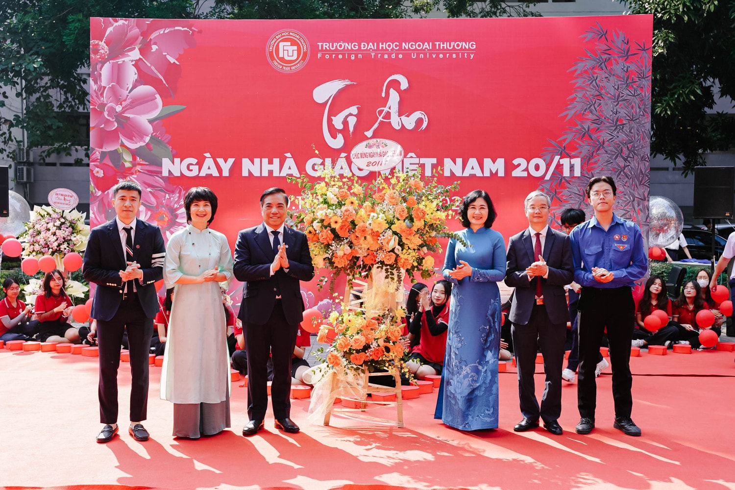 1.000 giảng viên, sinh viên Trường ĐH Ngoại thương cùng hoà ca nhân Ngày Nhà giáo Việt Nam -3