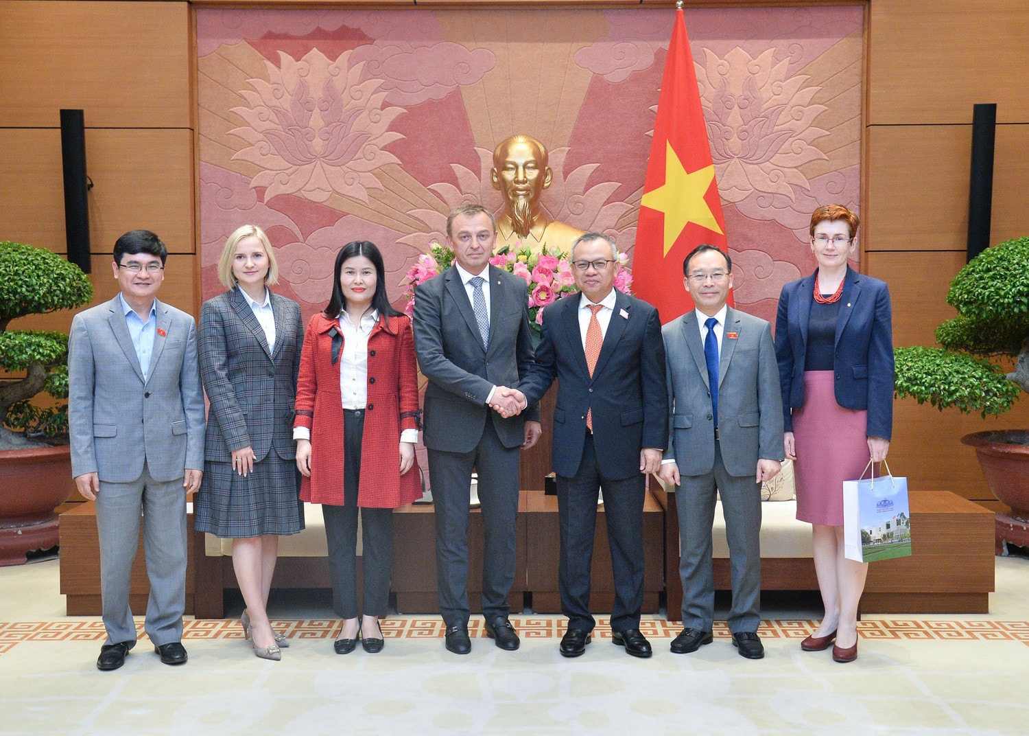 Phó Chủ nhiệm Ủy ban Đối ngoại Nguyễn Mạnh Tiến tiếp Đại sứ Ukraine