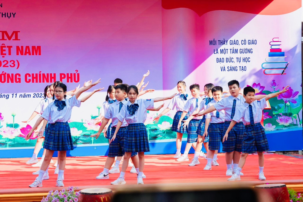 Trường THCS Gia Thuỵ đón nhận Bằng khen của Thủ tướng Chính phủ và Bộ GD-ĐT -0