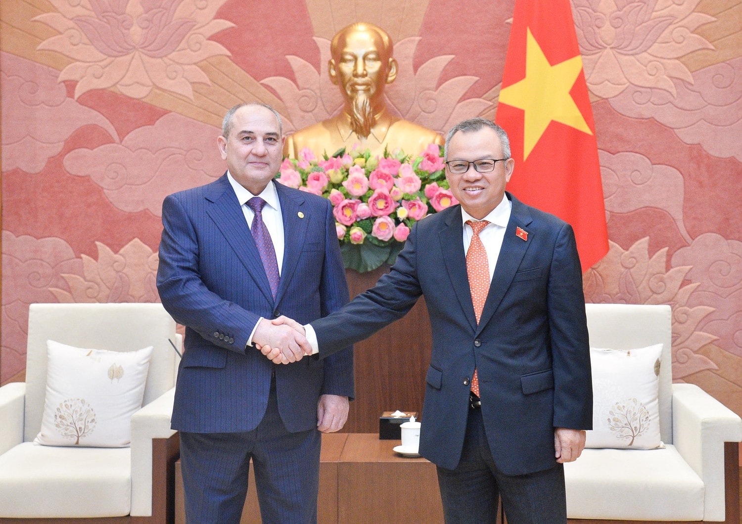 Phó Chủ nhiệm Ủy ban Đối ngoại Nguyễn Mạnh Tiến tiếp Đoàn đại biểu Đảng Azerbaijan Mới