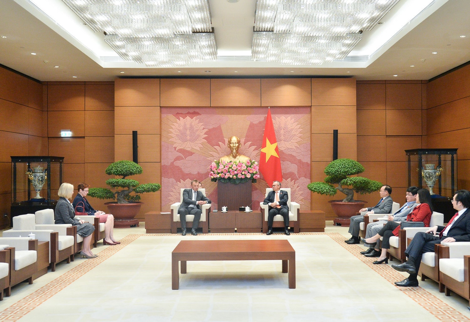 Phó Chủ nhiệm Ủy ban Đối ngoại Nguyễn Mạnh Tiến tiếp Đại sứ Ukraine
