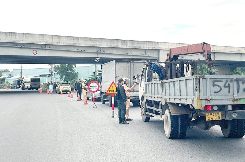 CSGT TP. Hồ Chí Minh a quân xử lý hàng loại lái xe vi phạm ma túy và nồng độ cồn trên tuyến Quốc lộ 1