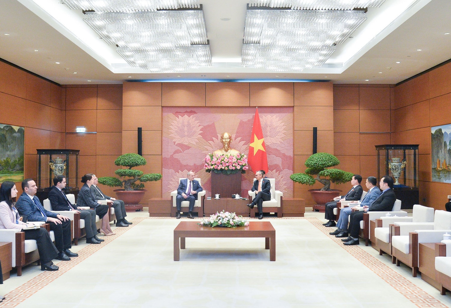 Phó Chủ nhiệm Ủy ban Đối ngoại Nguyễn Mạnh Tiến tiếp Đoàn đại biểu Đảng Azerbaijan Mới