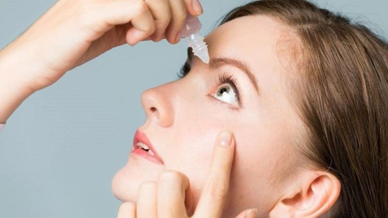 Người phụ nữ 55 tuổi suýt mù do lạm dụng thuốc nhỏ mắt -0