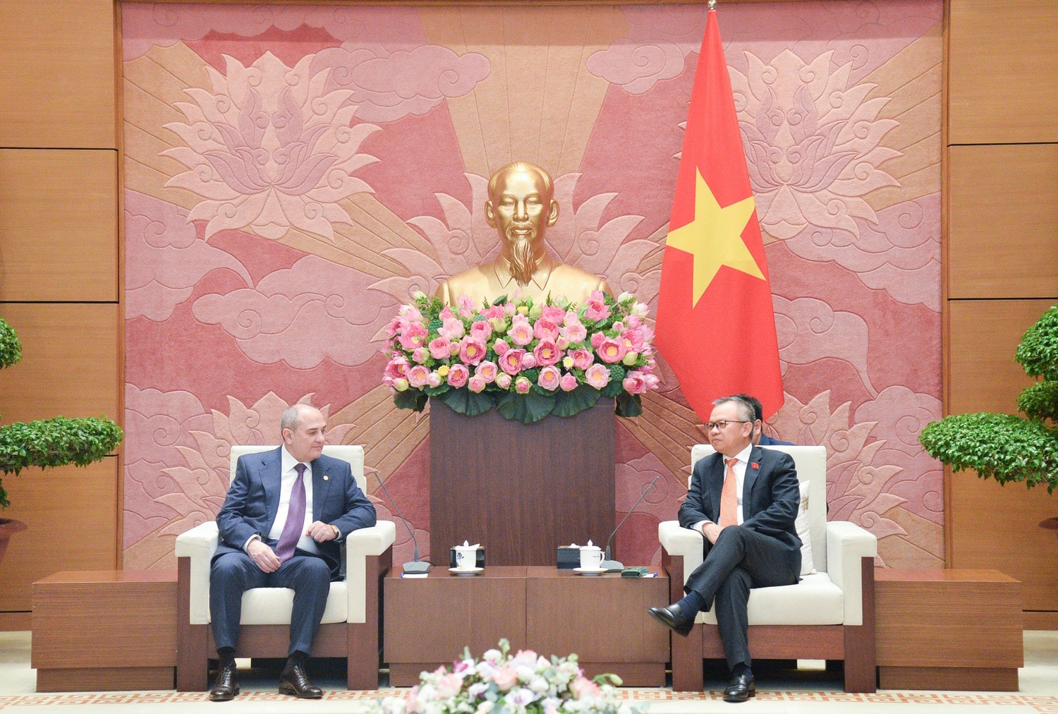 Phó Chủ nhiệm Ủy ban Đối ngoại Nguyễn Mạnh Tiến tiếp Đoàn đại biểu Đảng Azerbaijan Mới