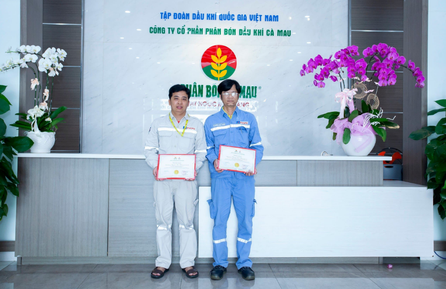 PVCFC trao quyết định công nhận chuyên gia cho các nhân sự đạt tiêu chuẩn năm 2023. Ảnh: PVCFC