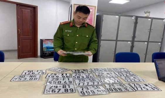 Hà Nội: Phát hiện nhiều cơ sở tiêu thụ biển số xe giả -0