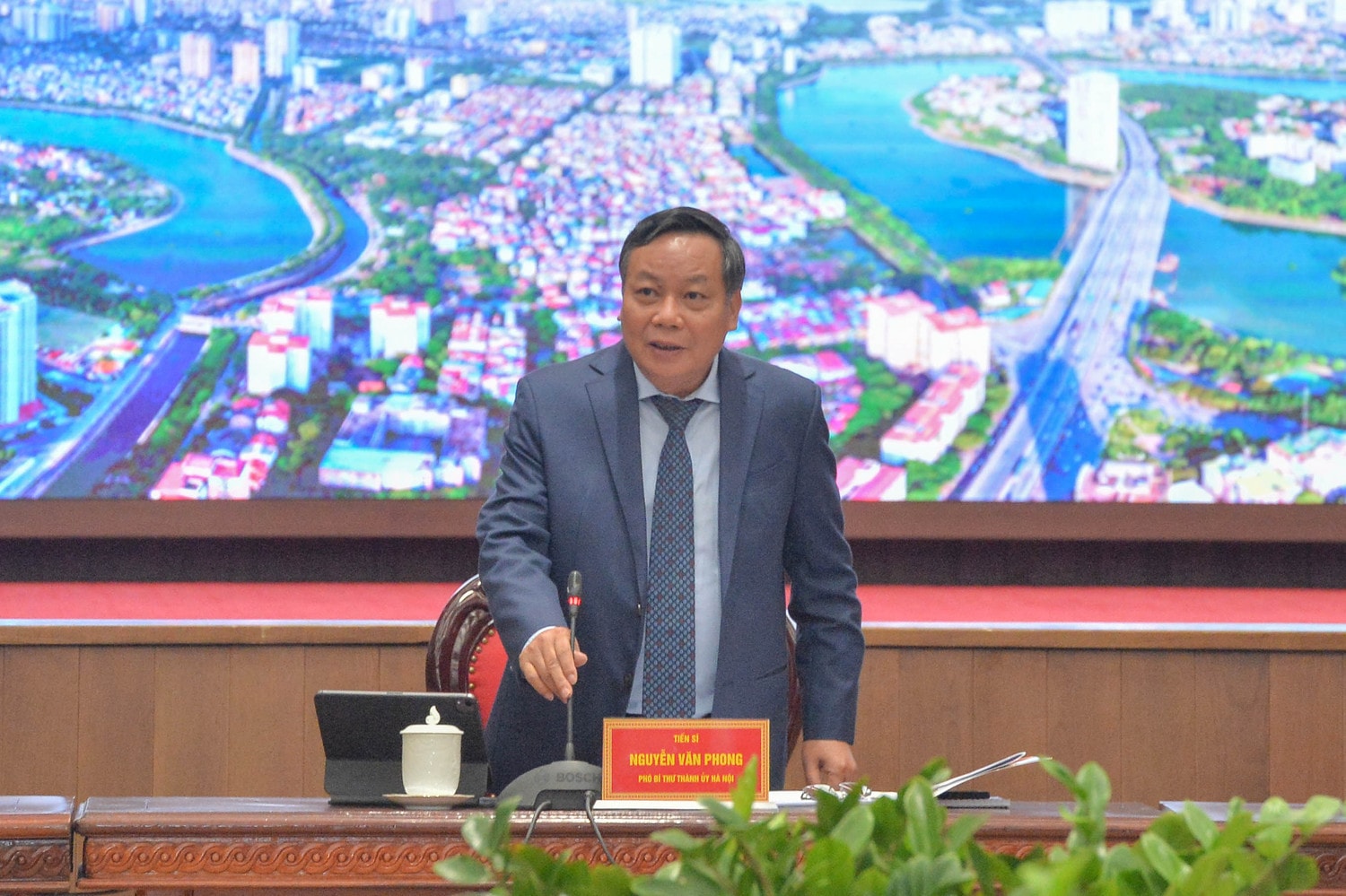 Phó Bí thư Thành ủy Hà Nội Nguyễn Văn Phong phát biểu. Ảnh: Hồ Long