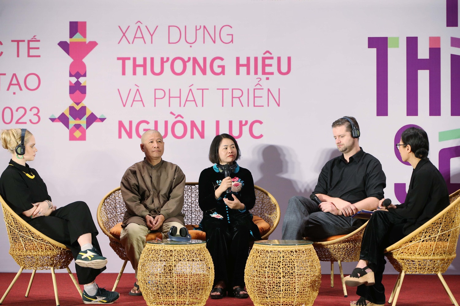 Trưởng Phòng Quản lý Di sản Văn hoá (Sở Văn hóa và Thể thao Hà Nội), TS. Phạm Thị Lan Anh cùng các diễn giả trao đổi tại tọa đàm Xây dựng và phát triển thương hiệu Thành phố Sáng tạo: Chính sách có vai trò “đòn bẩy” -0