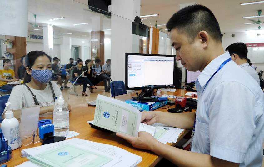 Dự án Luật BHXH (sửa đổi) góp phần khắc phục tình trạng rút bảo hiểm xã hội một lần. Nguồn: ITN