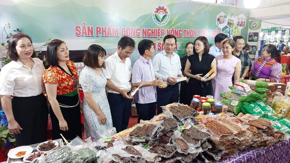 Sản phẩm OCOP tỉnh Sơn La thu hút đông đảo khách hàng. Nguồn: ITN 