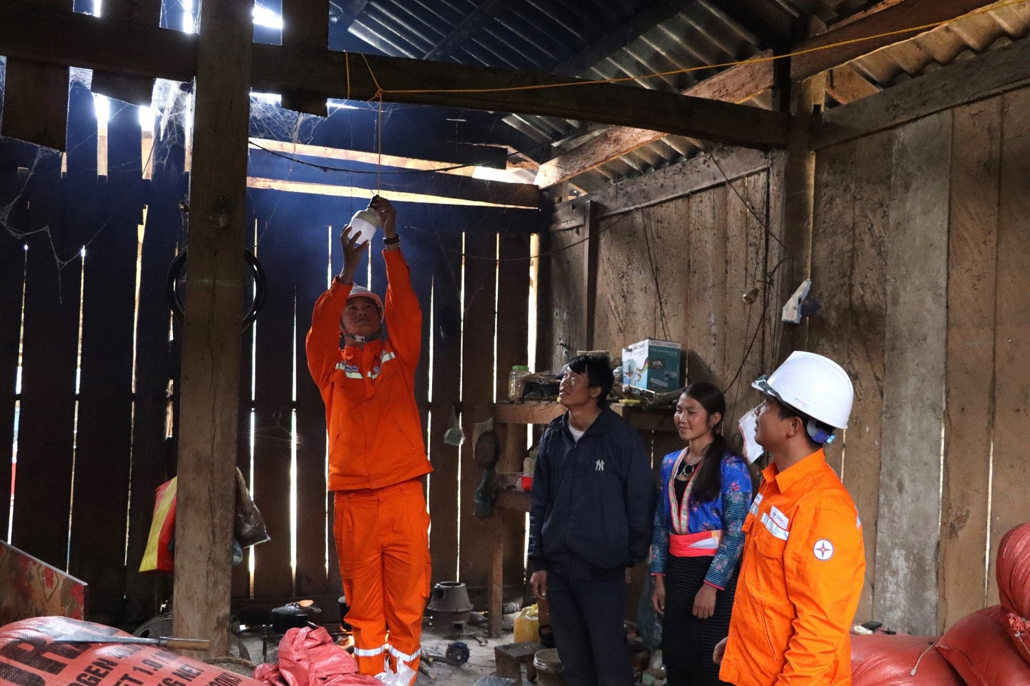 Điện lực Điện Biên Đông - PC Điện Biên đóng điện 2 bản vùng cao -0