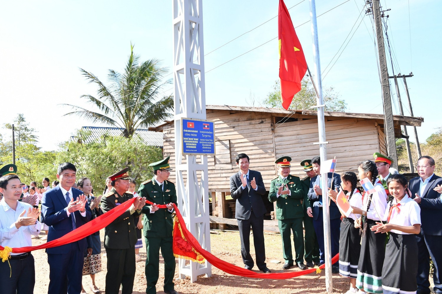 Lễ kết nghĩa cụm dân cư biên giới Việt Nam - Lào -0