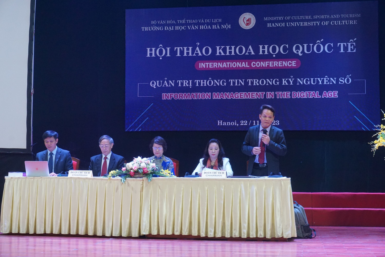 TS Nguyễn Văn Thiên, Trưởng Khoa Thông tin Thư viện, Trường Đại học Văn hoá Hà Nội trình bày tại Hội thảo khoa học quốc tế “Quản trị thông tin trong kỷ nguyên số” (Ảnh: Nguyễn Liên) Quản trị thông tin - ngành học giàu tiềm năng trong thời kỷ nguyên số -0