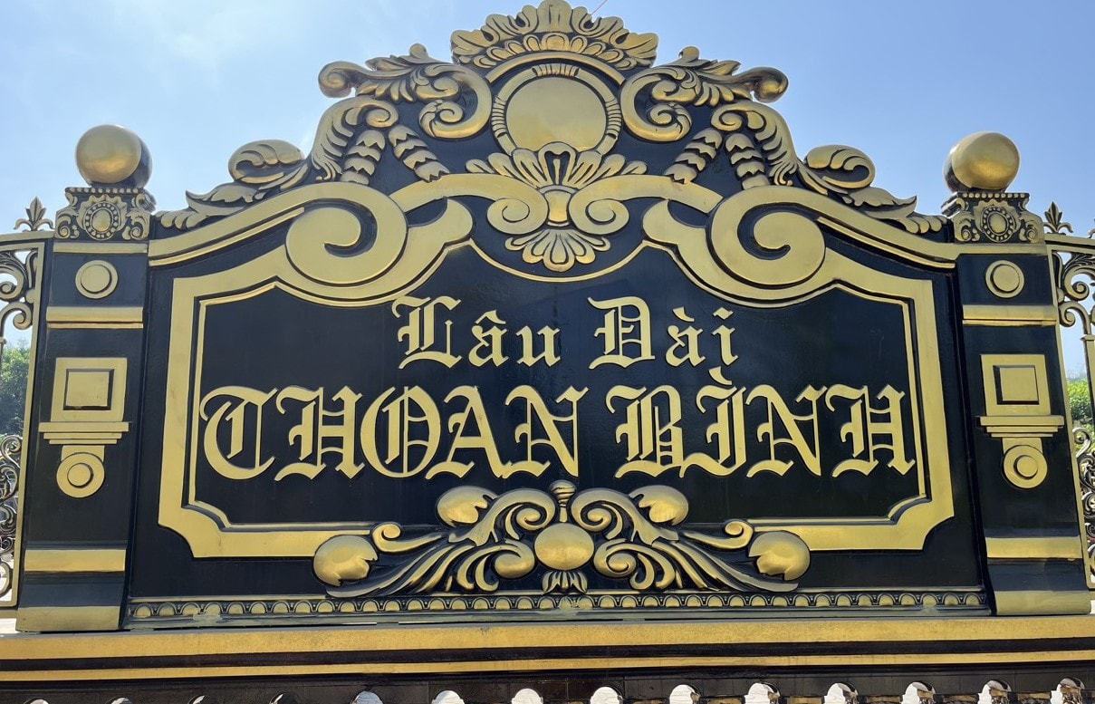 Choáng ngợp trước lâu đài dát vàng 70 tỷ của đại gia buôn đồng nát -0