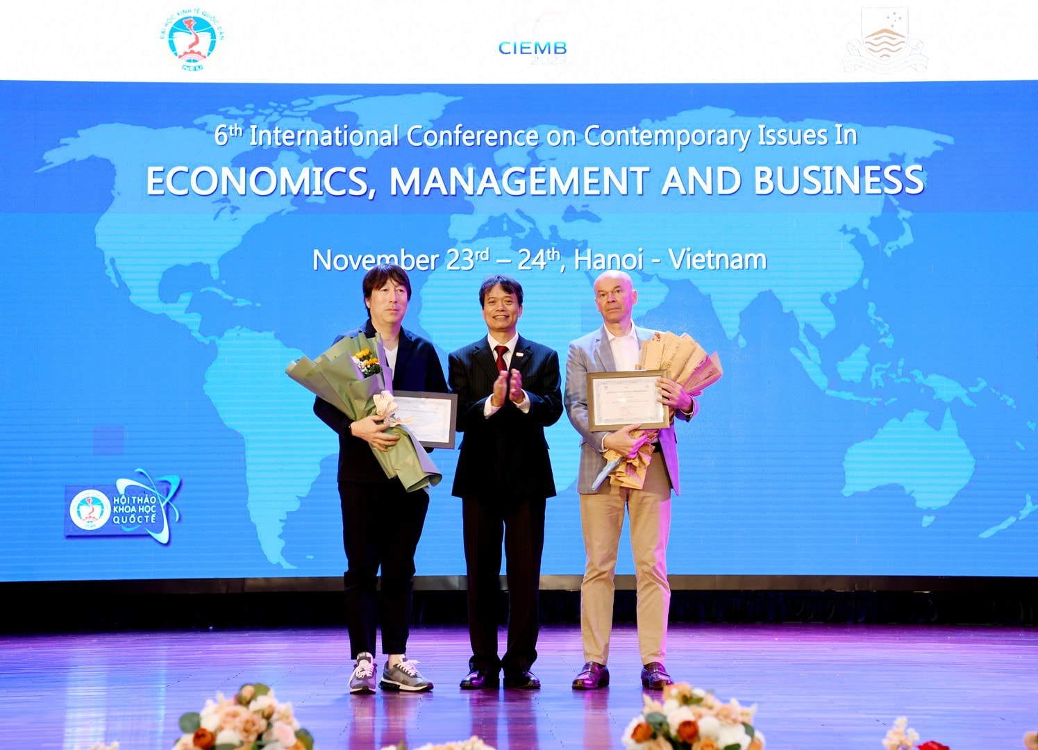 GS.TS Phạm Hồng Chương, Hiệu trưởng Trường Đại học Kinh tế Quốc dân cùng các diễn giả chính trình bày tại Hội thảo dsc_1341 (copy).jpg -0