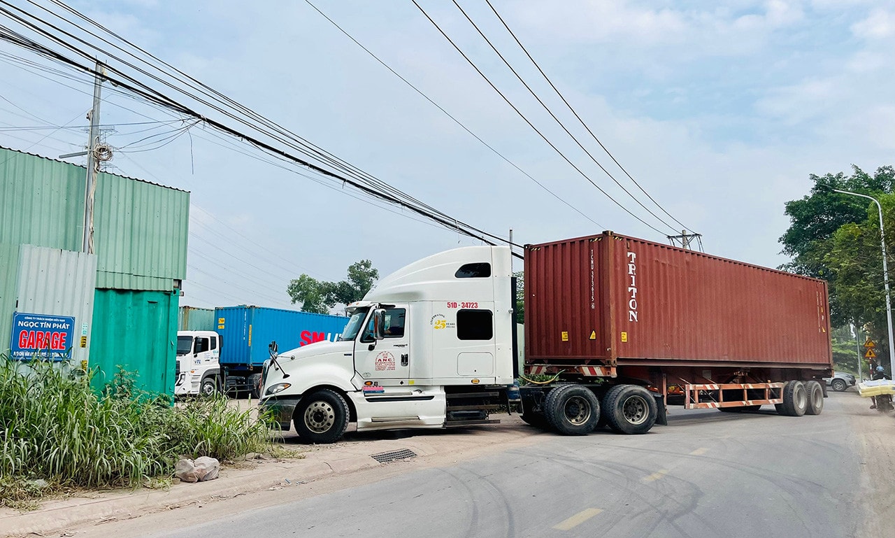 Bình Dương: Cử tri bất an vì nhiều bãi xe container hoạt động rầm rộ trong khu dân cư