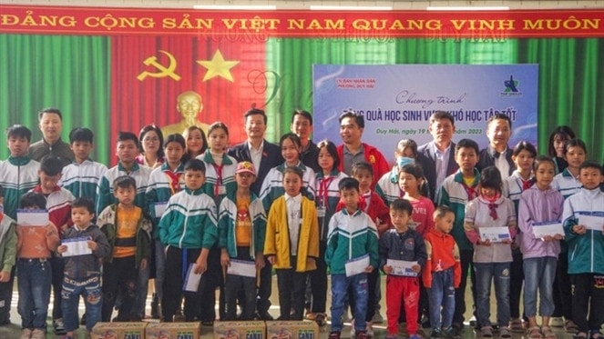 Đại diện Đảng uỷ, UBND phường Duy Hải, thị xã Duy Tiên và đại diện Công ty Tân Hiệp Phát trao quà cho các học sinh nghèo vượt khó. Ảnh: H.Sen