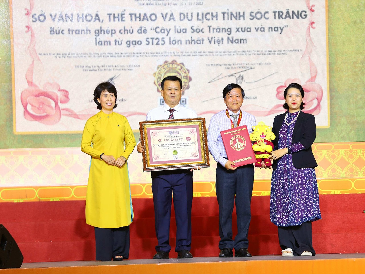 Sóc Trăng: Khai mạc lễ hội đua ghe Ngo 2003 -0