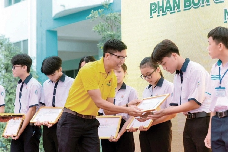 Đại diện Công ty Cổ phần Phân bón Dầu khí Cà Mau trao học bổng cho học sinh THCS địa bàn tỉnh Cà Mau. Ảnh: PVCFC