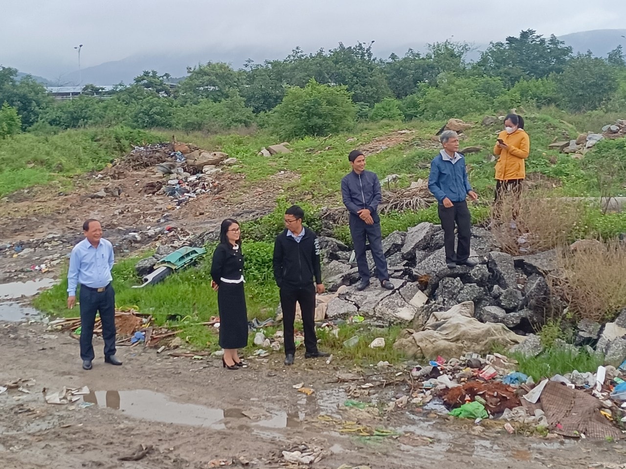 Đoàn giám sát Ban Kinh tế - Xã hội HĐND thị xã Hồng Lĩnh, Hà Tĩnh khảo sát thực tế về công tác bảo vệ môi trường trên địa bàn - ảnh BÌNH NGUYÊN