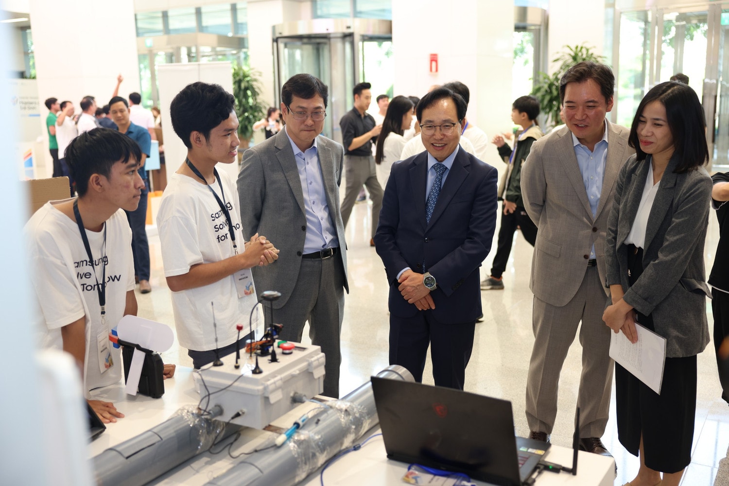 Dự án chế tạo robot đánh giá đất trồng lúa giành giải nhất cuộc thi Solve for Tomorrow 2023 -0