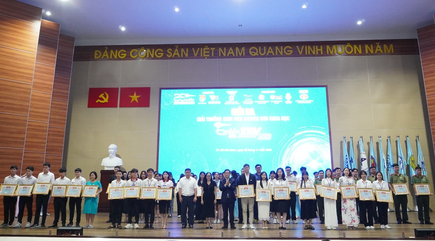 Sinh viên Đại học Quốc gia TP. Hồ Chí Minh đạt 38 giải nghiên cứu khoa học Euréka -0