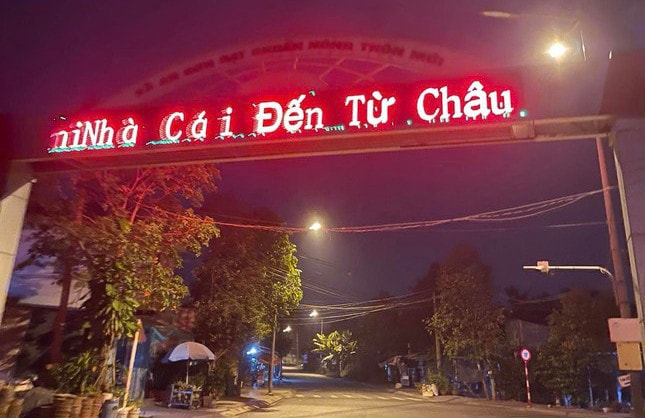 Bình Dương: Cổng chào xuất hiện dòng chữ lạ, Công an vào cuộc điều tra -0