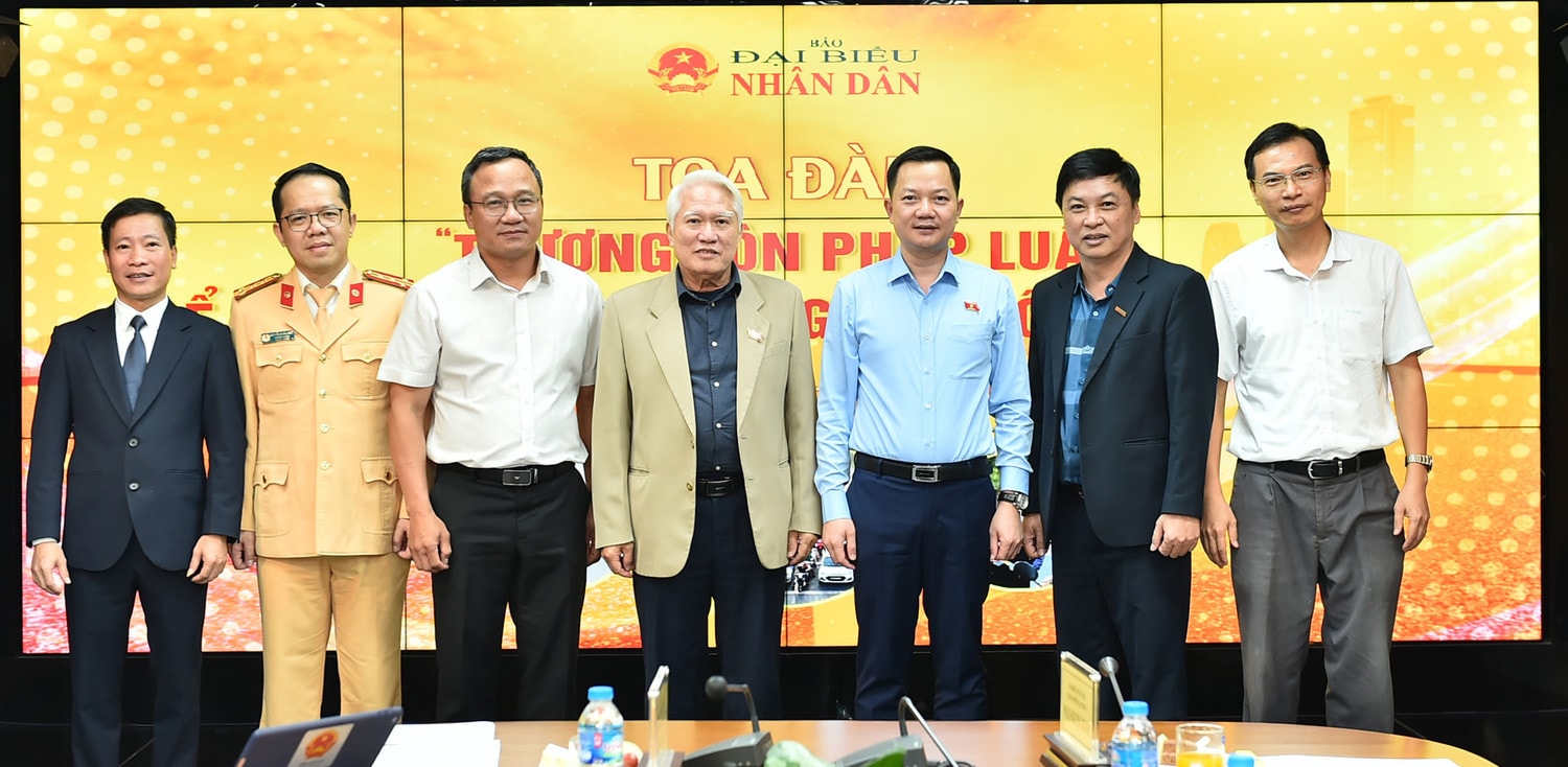 Thượng tôn pháp luật để xây dựng văn hóa giao thông an toàn -0