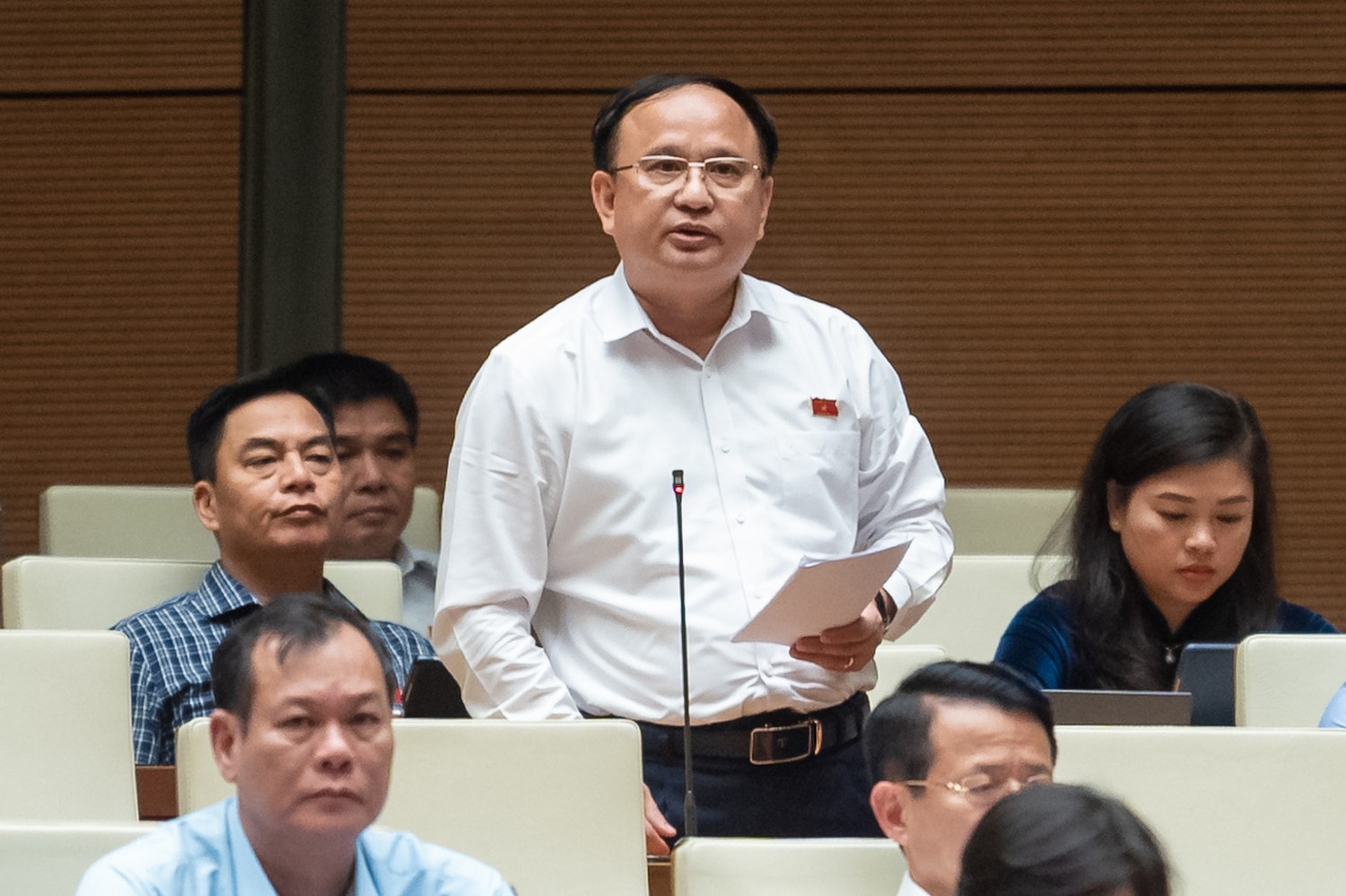 Đại biều Trần Đức Thuận phát biểu tại hội trường Kỳ họp thứ Sáu, Quốc hội khóa XV