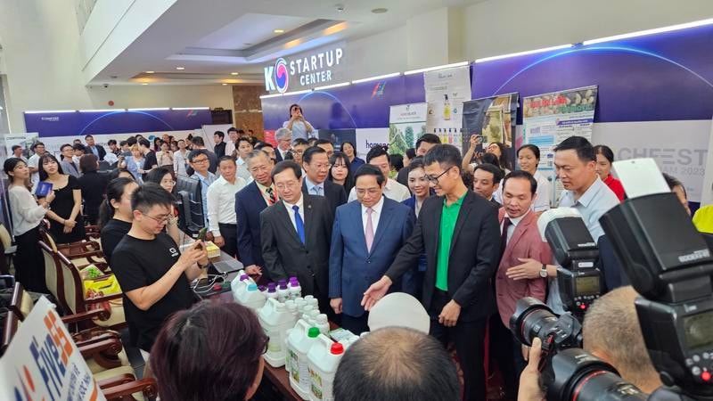 Thủ tướng Chính phủ và các đại biểu tham quan gian hàng trưng bày tại sự kiện Techfest – Whise 2023).