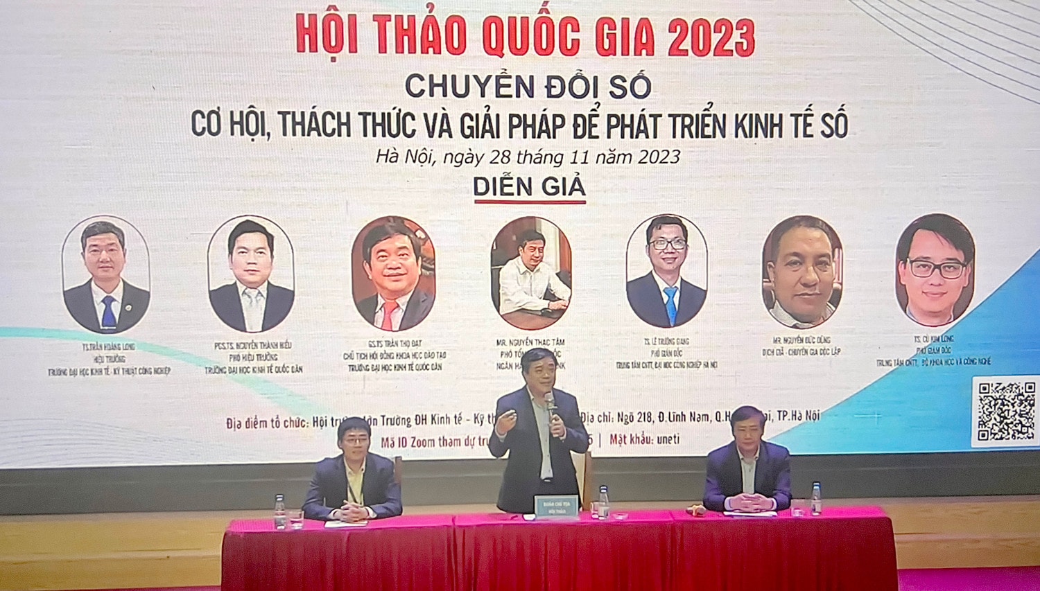 Các diễn giả tại phiên thảo luận Hội thảo. Ảnh: Vũ Quang