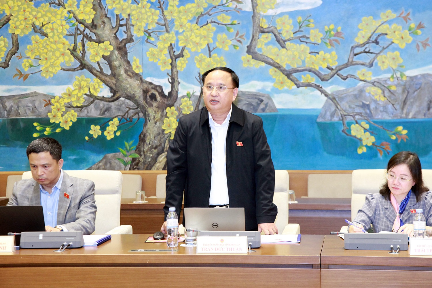 ĐBQH Trần Đức Thuận phát biểu. Ảnh: Khắc Ngọc Đoàn ĐBQH tỉnh Nghệ An triển khai chương trình hoạt động năm 2024 -0