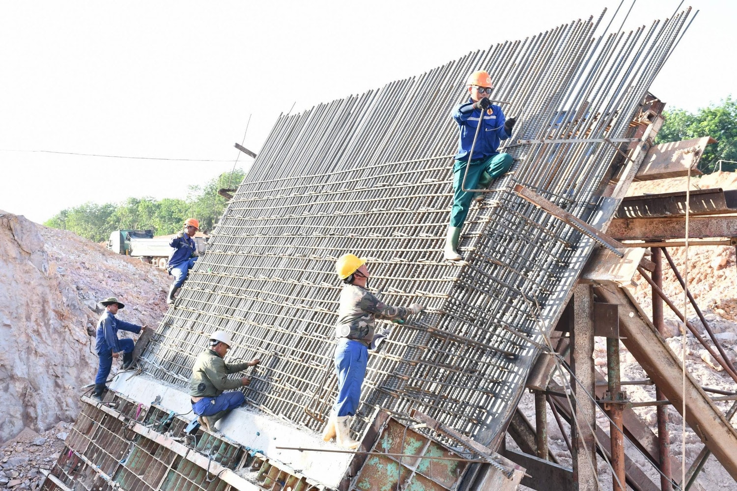 Quảng Bình: Gấp rút bàn giao mặt bằng dự án đường bộ cao tốc Bắc-Nam trong năm 2023 -0