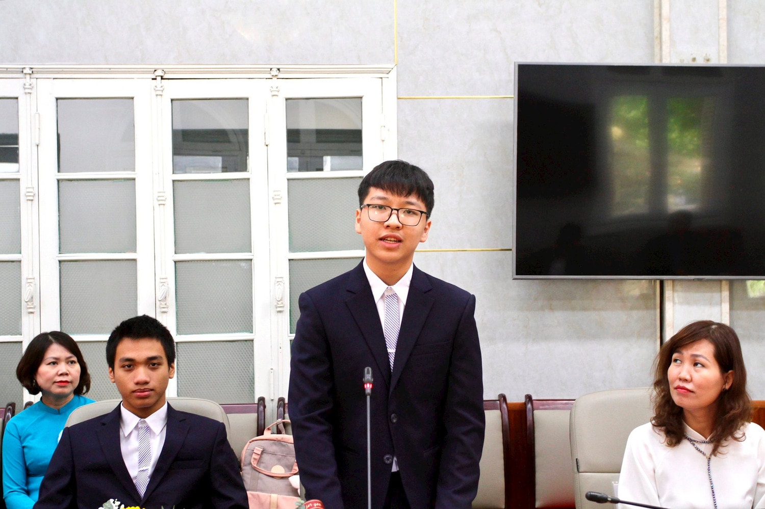 Hà Nội: Giám đốc Sở GD-ĐT gặp mặt đội tuyển học sinh Hà Nội dự thi Olympic khoa học trẻ quốc tế -0