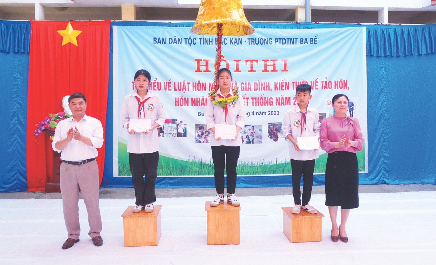 Lãnh đạo Ban Dân tộc tỉnh Bắc Kạn và Trường PTDT Nội trú Ba Bể tặng phần thưởng cho các học sinh xuất sắc nhất trong phần thi 