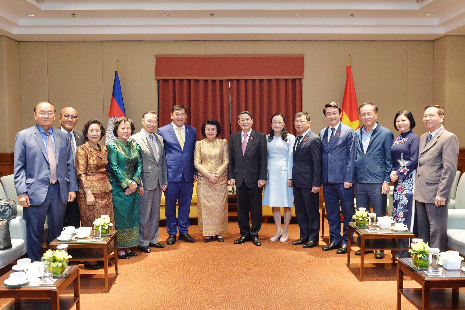 Chủ tịch Nhóm Nghị sĩ hữu nghị Việt Nam - Camphuchia Nguyễn Đức Hải chào xã giao Chủ tịch Quốc hội Campuchia Khuon Sudary