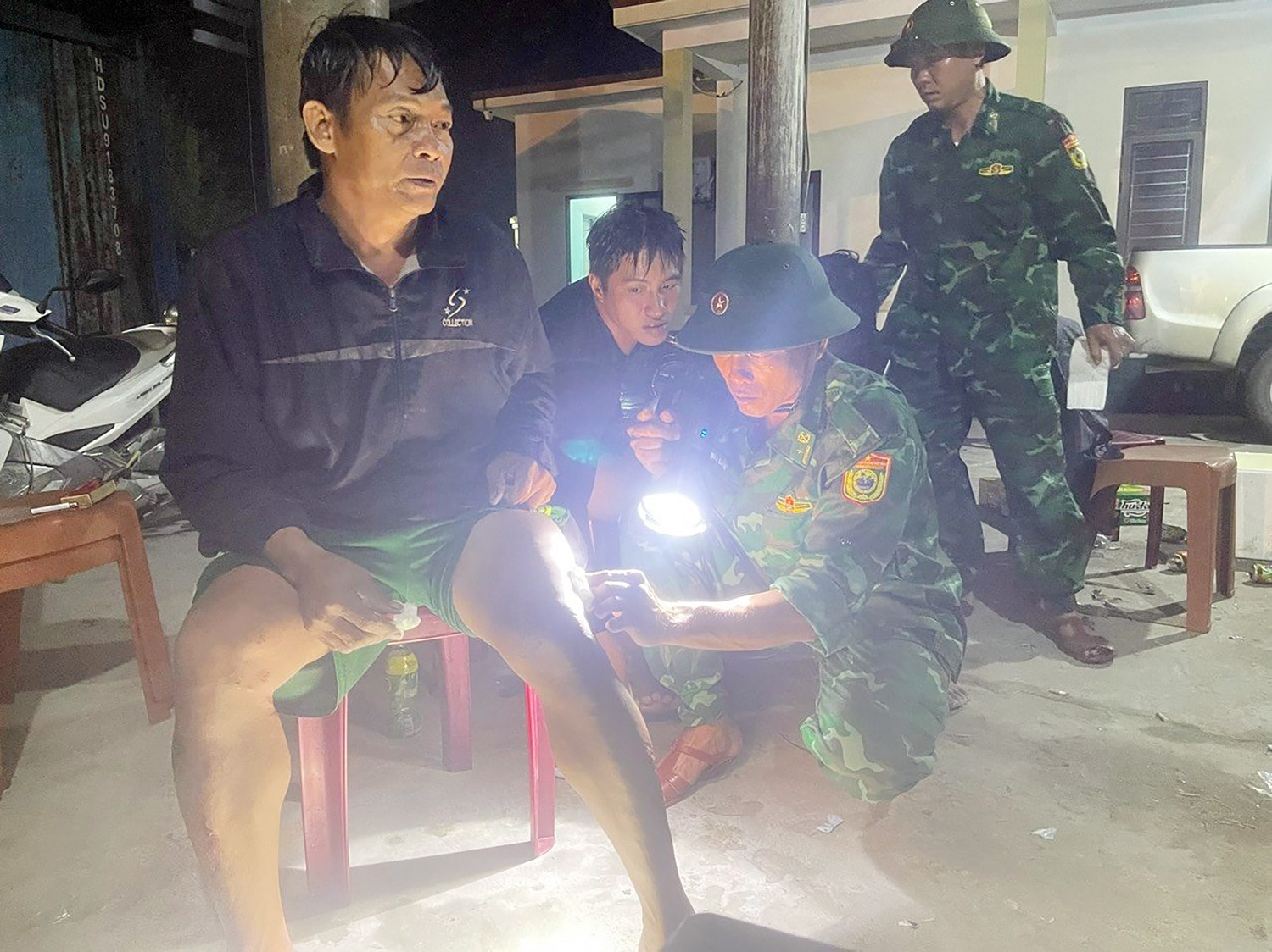 Bộ đội Biên phòng Quảng Bình cứu 3 ngư dân bị đắm tàu trong đêm
