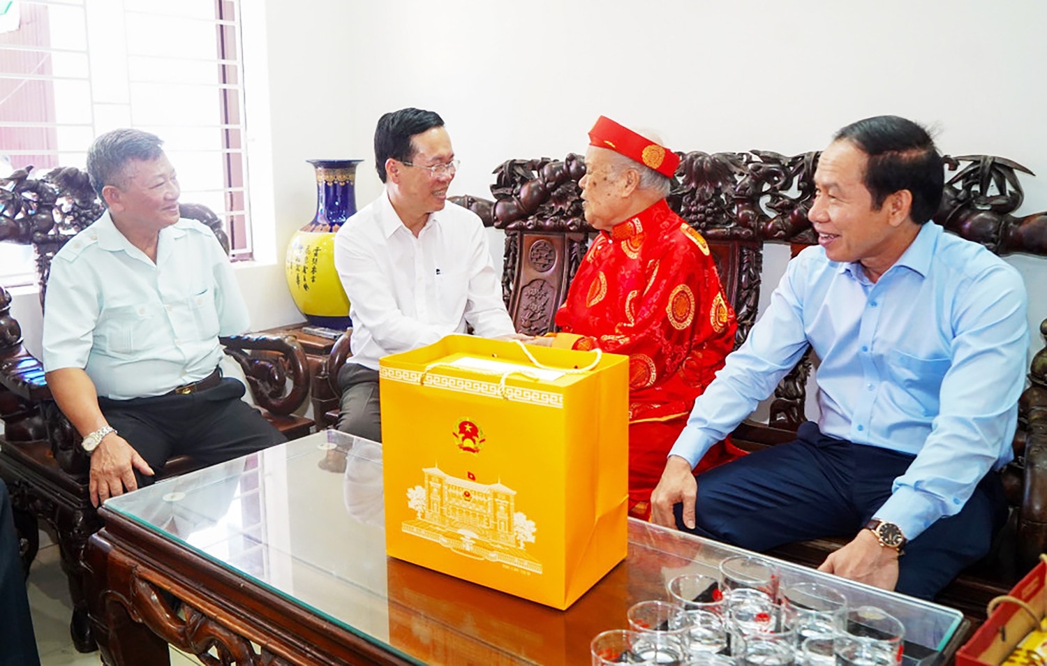 Đề xuất 2 mức quà tặng người có công dịp Tết Giáp Thìn 2024
