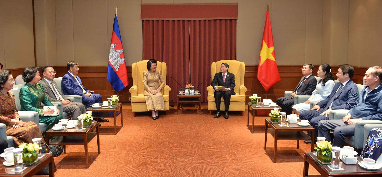 Chủ tịch Nhóm Nghị sĩ hữu nghị Việt Nam - Camphuchia Nguyễn Đức Hải chào xã giao Chủ tịch Quốc hội Campuchia Khuon Sudary