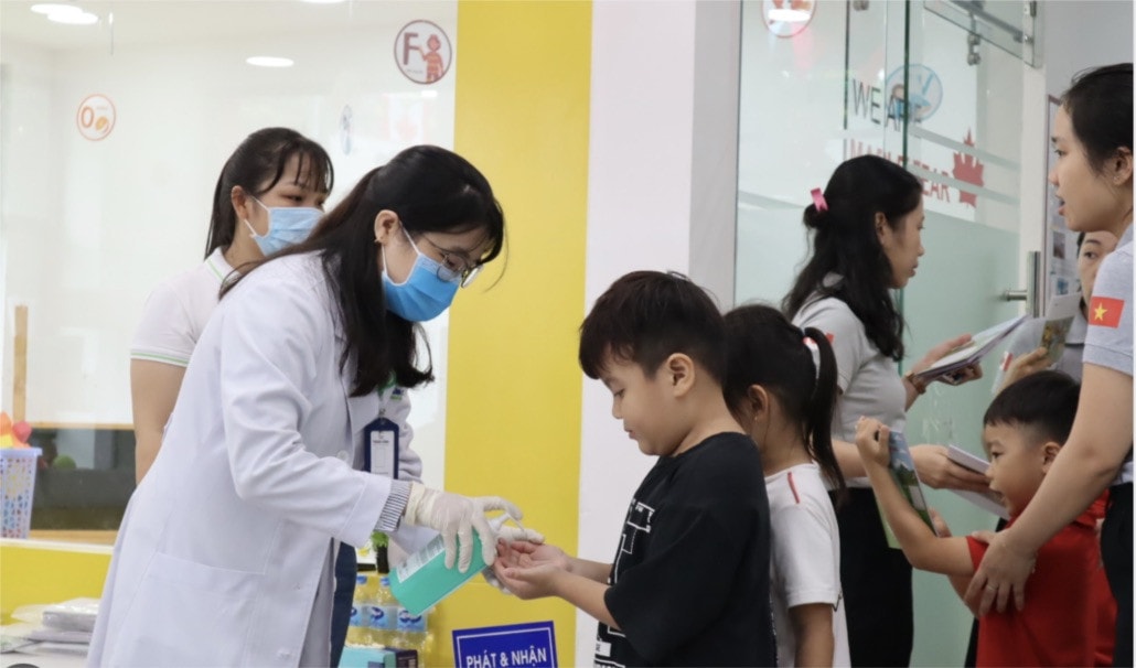 TP. Hồ Chí Minh: Trung tâm Y tế quận 6 dùng bác sĩ chưa có chứng chỉ hành nghề khám sức khoẻ cho học sinh
