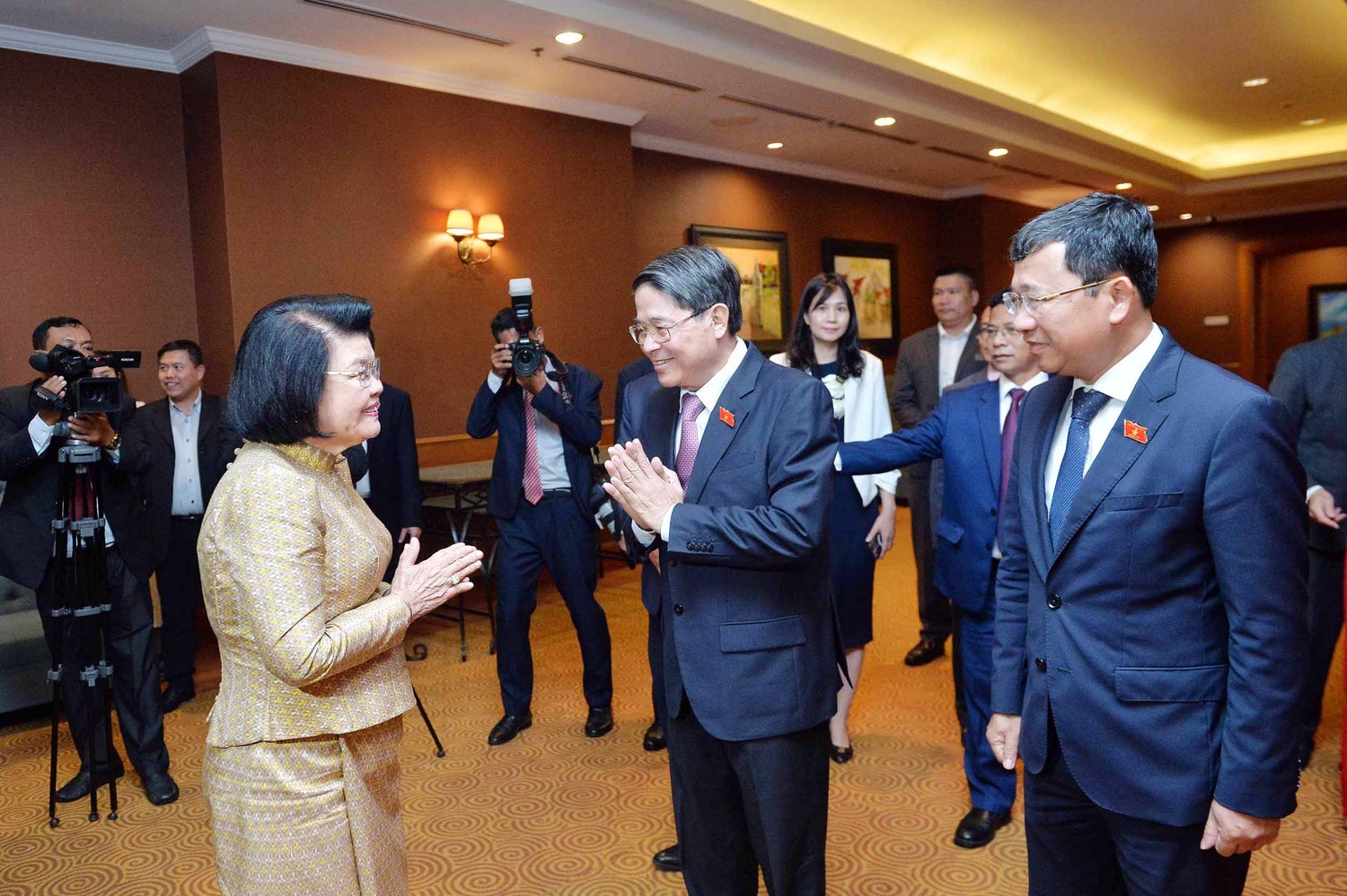 Chủ tịch Nhóm Nghị sĩ hữu nghị Việt Nam - Camphuchia Nguyễn Đức Hải chào xã giao Chủ tịch Quốc hội Campuchia Khuon Sudary