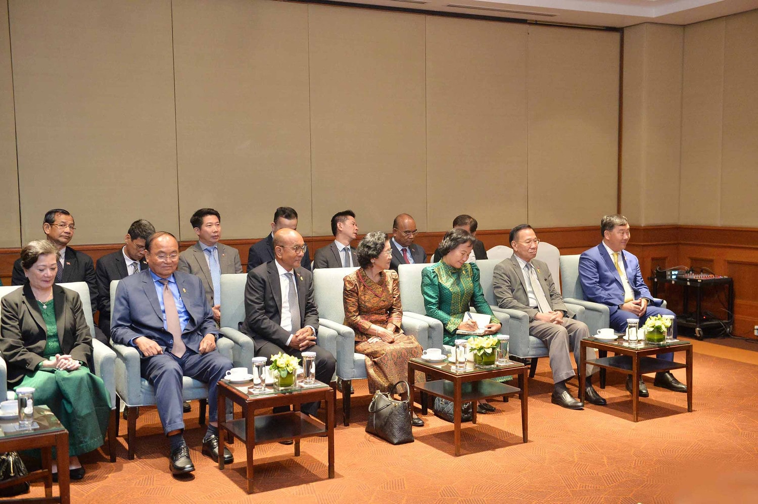 Chủ tịch Nhóm Nghị sĩ hữu nghị Việt Nam - Camphuchia Nguyễn Đức Hải chào xã giao Chủ tịch Quốc hội Campuchia Khuon Sudary