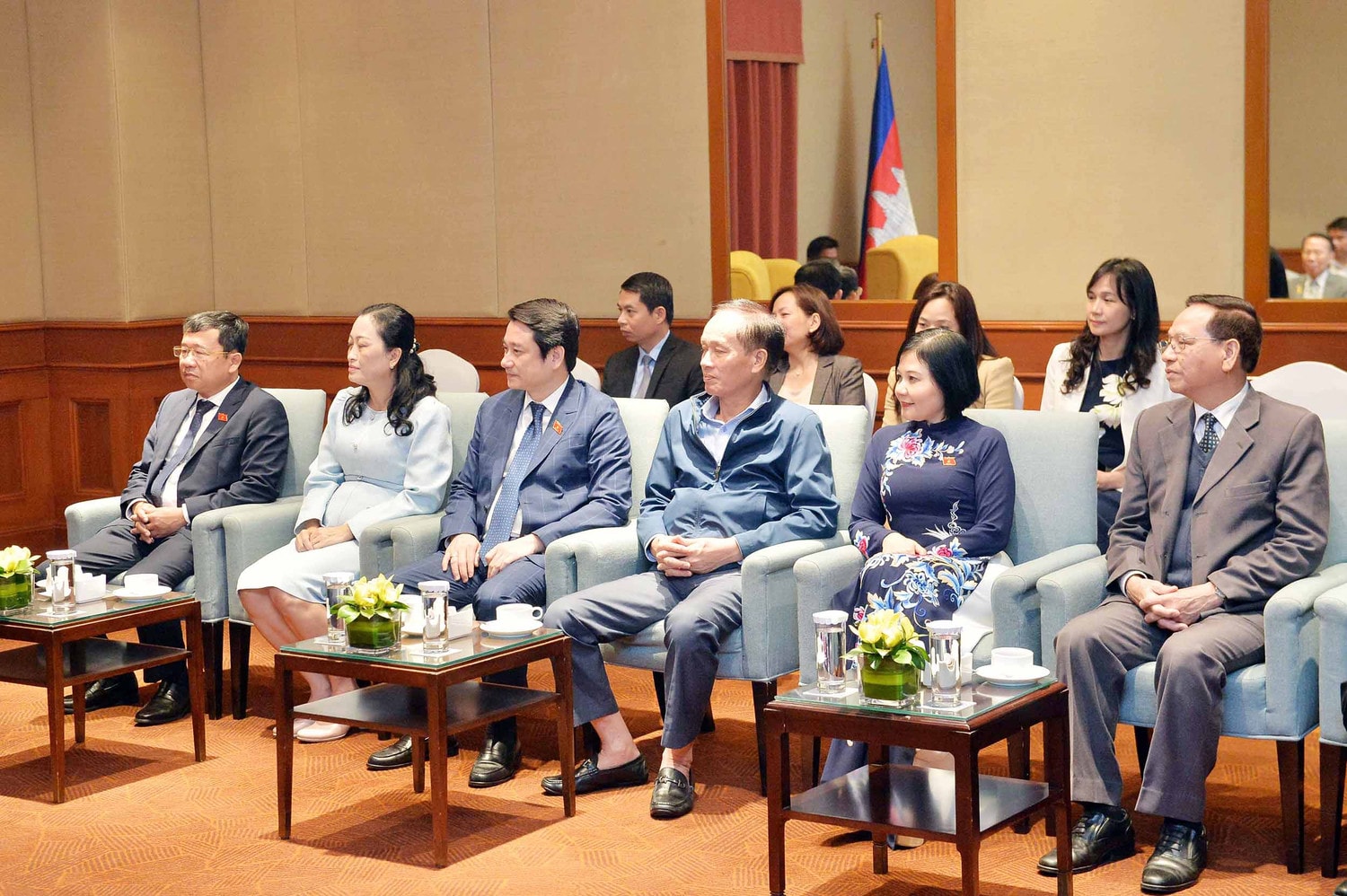 Chủ tịch Nhóm Nghị sĩ hữu nghị Việt Nam - Camphuchia Nguyễn Đức Hải chào xã giao Chủ tịch Quốc hội Campuchia Khuon Sudary