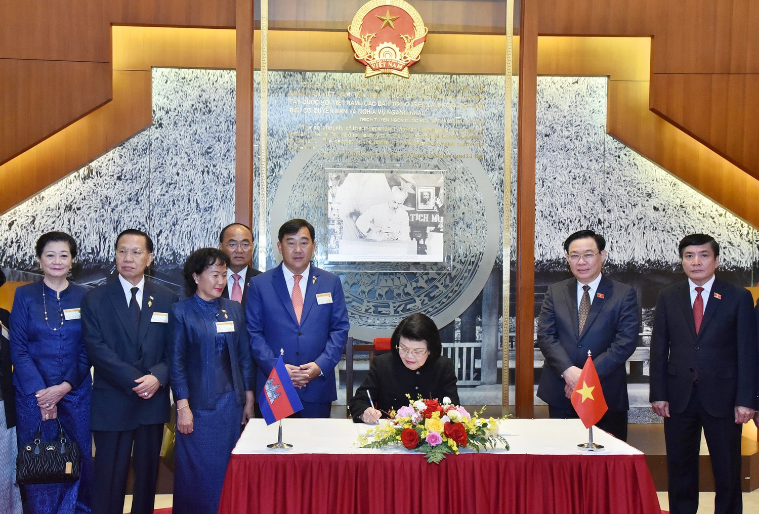 Chủ tịch Quốc hội Vương Đình Huệ đón, hội đàm với Chủ tịch Quốc hội Vương quốc Campuchia -0